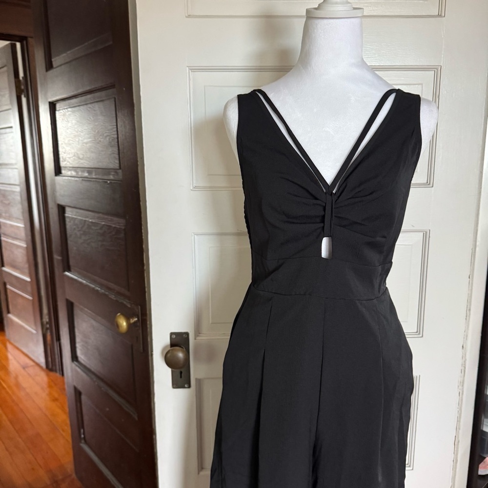 Chic Black Sleeveless Wide-Leg Jumpsuit – Size M - Picture 3 of 9